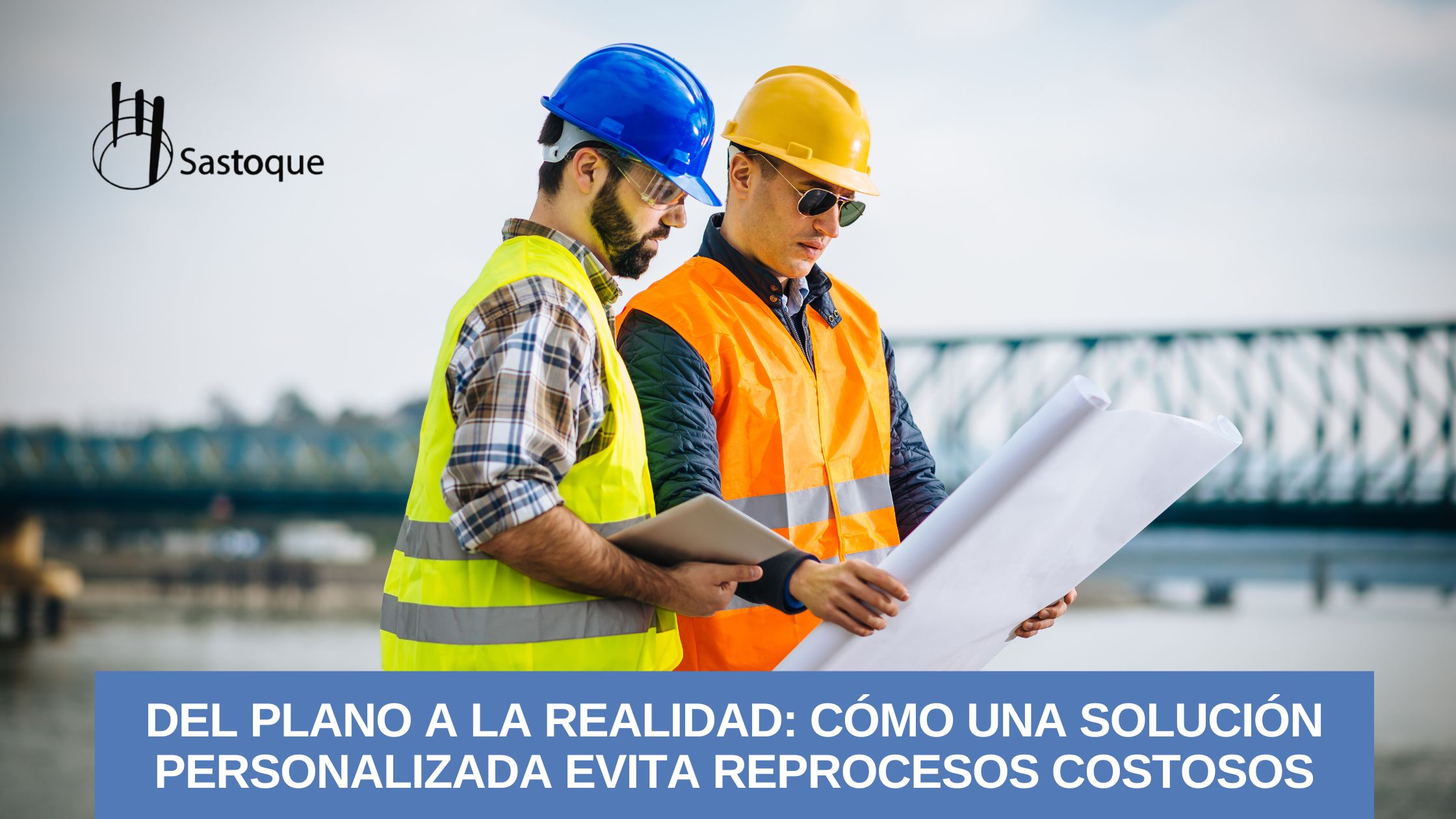 Ingeniero revisando planos junto a formaletas metálicas personalizadas de SASTOQUE en obra