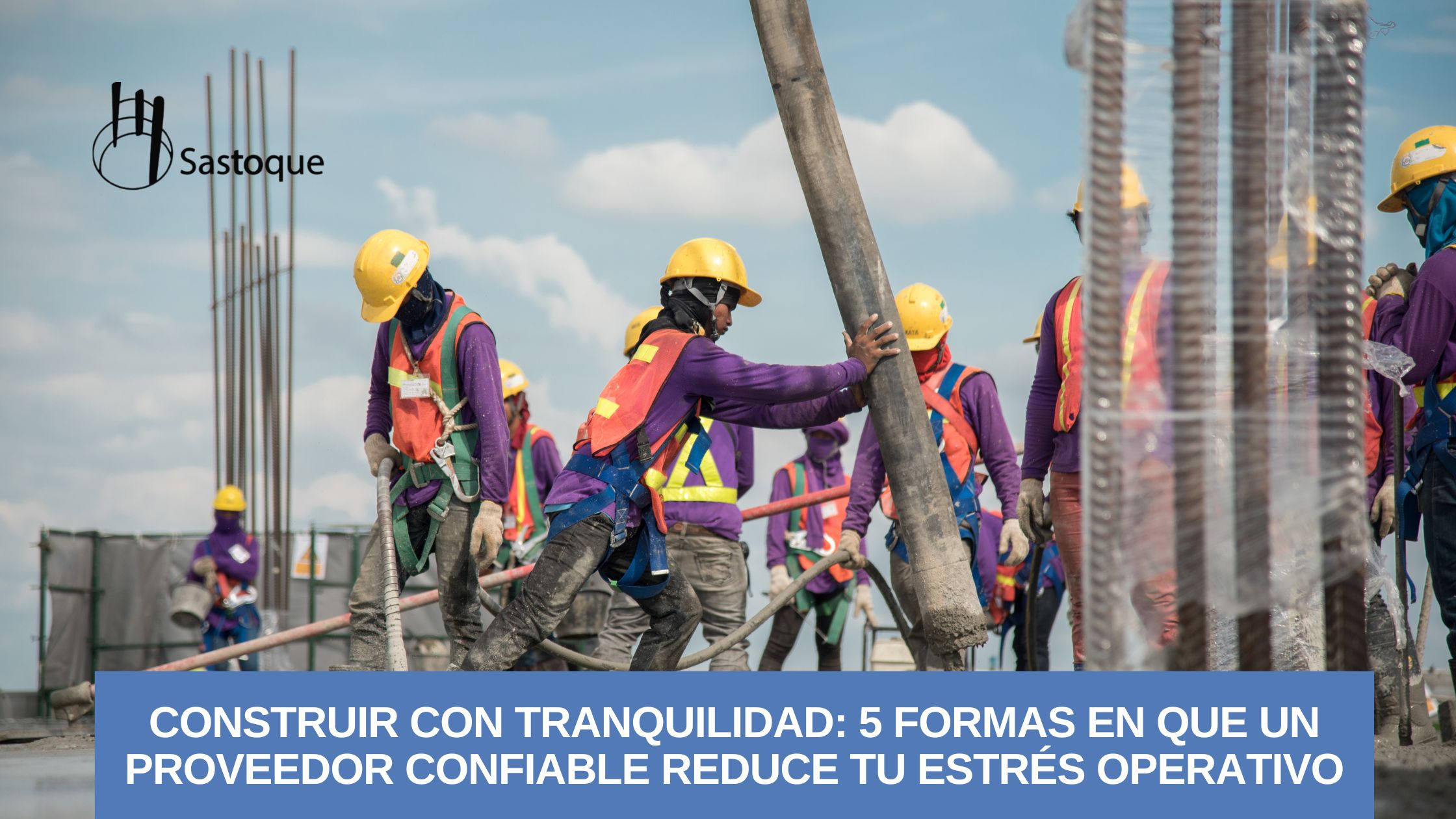 Ingeniero en obra con casco y planos, recibiendo asesoría técnica y equipos certificados de Sastoque para construir con tranquilidad y respaldo.