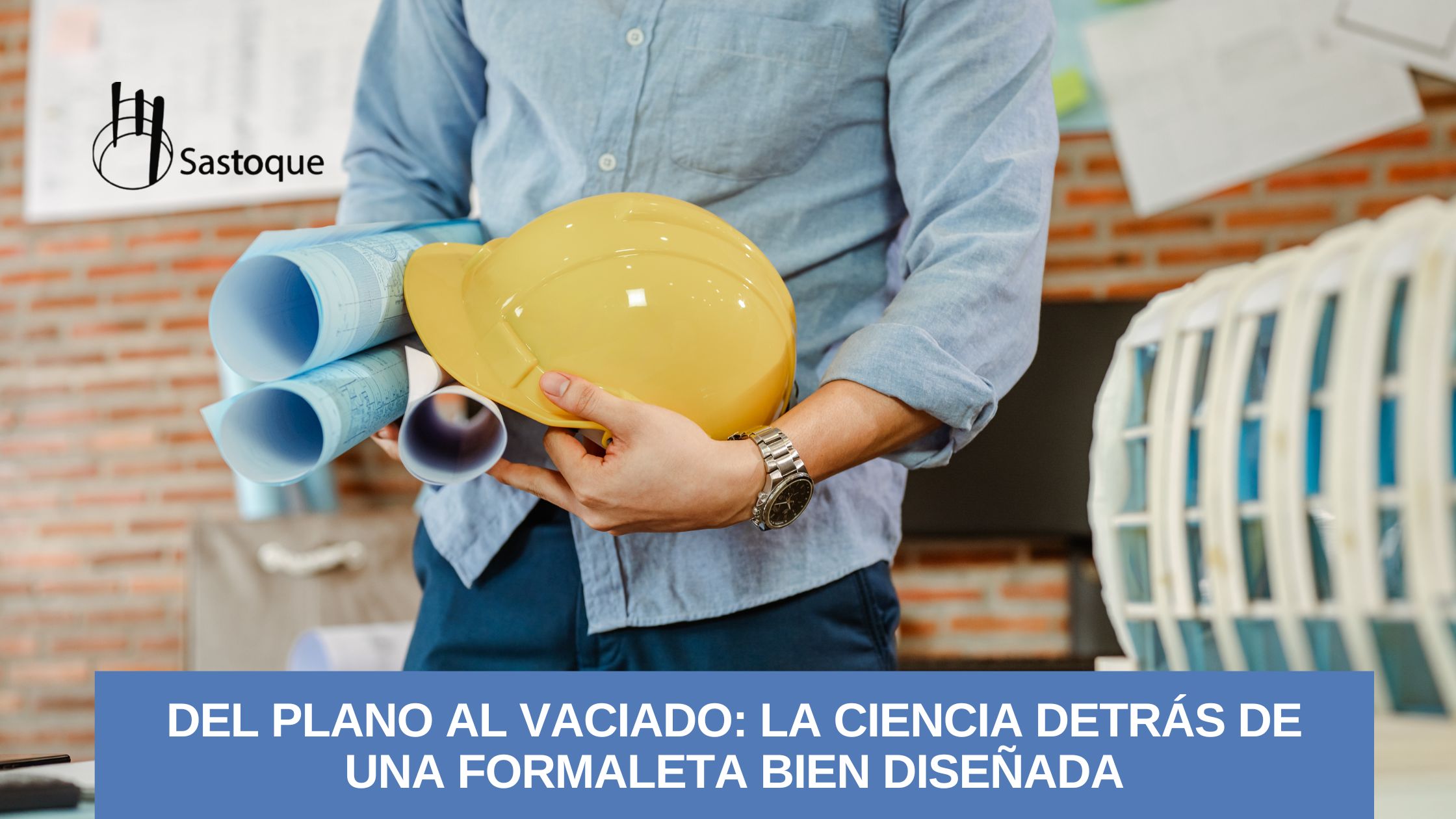 Ingeniero revisando planos de construcción junto a una formaleta metálica en obra, representando el diseño preciso y la asesoría técnica de Sastoque.